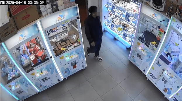 一名戴眼鏡的黑衫男子大搖大擺進入夾公仔舖。fb「上水,粉嶺,大埔分享群」片段截圖