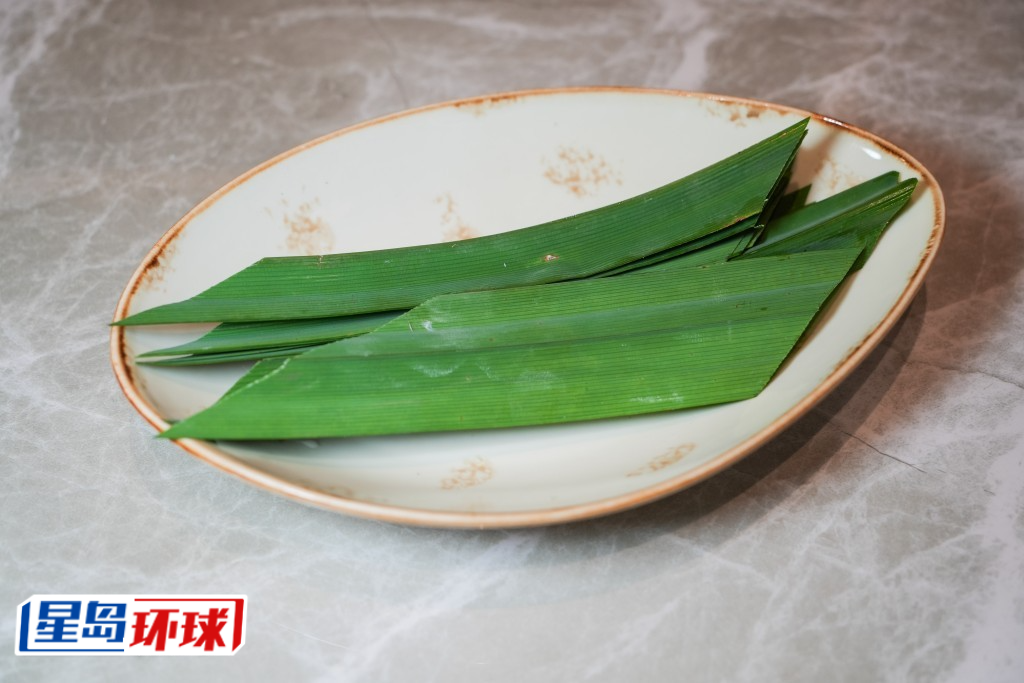 加入斑兰叶烹调。 加入斑兰叶烹调。