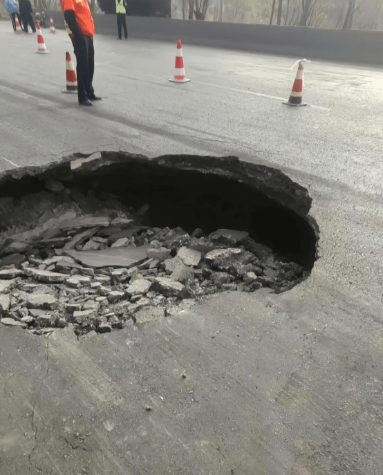 山西國道突發塌陷。極目新聞