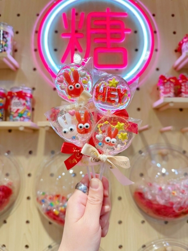 Hey Candy 手工棒棒糖制作适合小朋友入门,过程轻松好玩。(图片来源:受访者提供) Hey Candy 手工棒棒糖制作适合小朋友入门,过程轻松好玩。(图片来源:受访者提供)