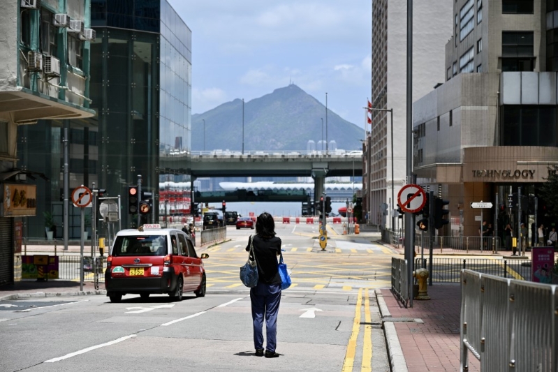 有市民趁車流較少,企出馬路打卡。蘇正謙攝