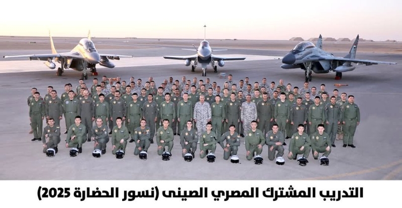 中埃空軍人員和中埃兩國戰機合影。 埃及國防部