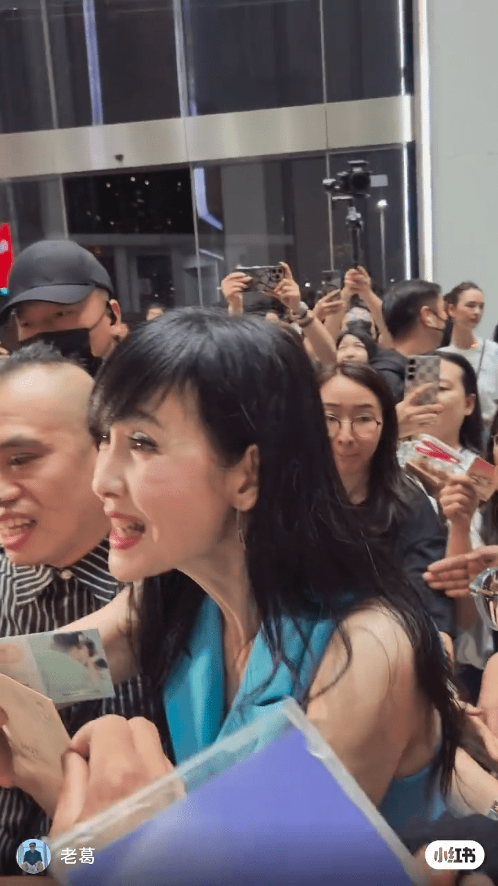 周慧敏近日於內地巡唱,完成演唱會後為粉絲簽名。