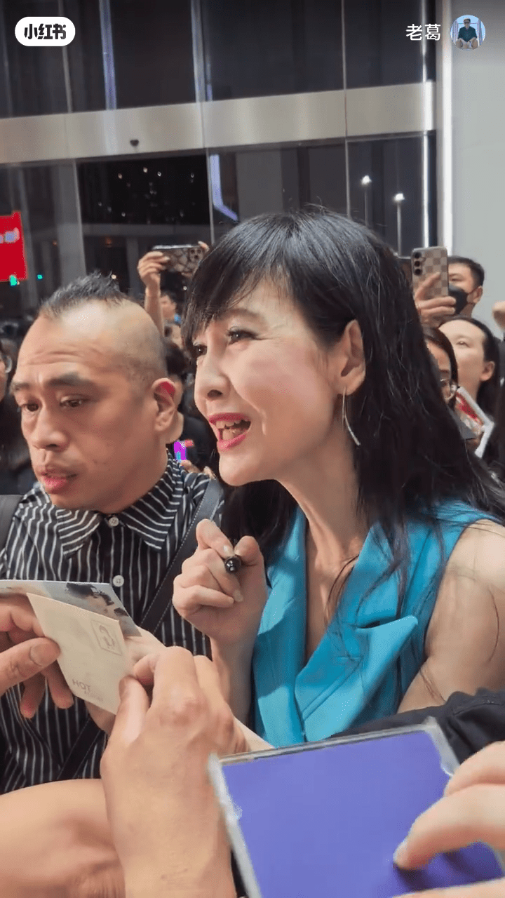 於零濾鏡下,周慧敏狀態不俗,但難免呈現魚尾紋。