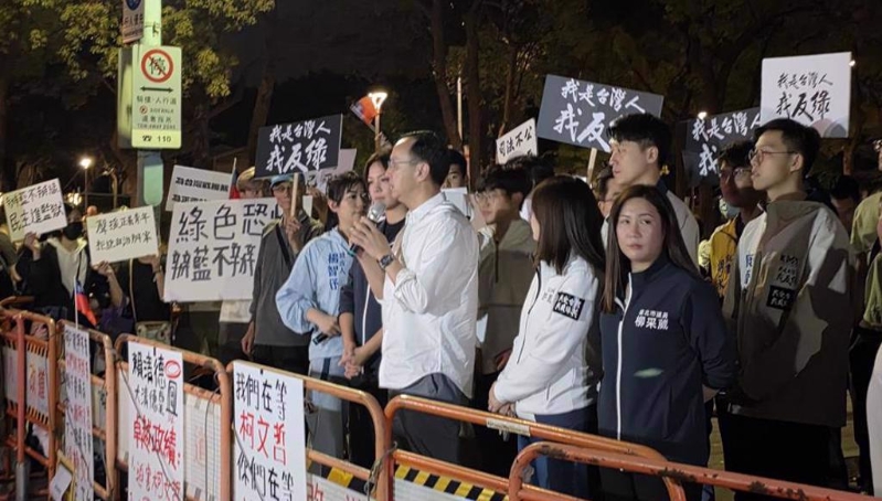 国民党主席朱立伦(前中)18日晚间号召民众26日上凯道。(资料照,林郁平摄) 国民党主席朱立伦(前中)18日晚间号召民众26日上凯道。(资料照,林郁平摄)