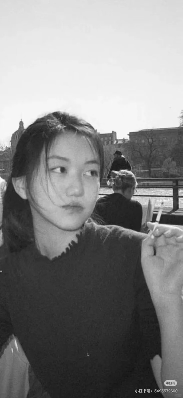 最近,有网民在小红书上晒出一张李嫣的黑白照,当中她左手拿着一根燃点了的香烟,疑似吸烟,引起不少网民热议。 最近,有网民在小红书上晒出一张李嫣的黑白照,当中她左手拿着一根燃点了的香烟,疑似吸烟,引起不少网民热议。