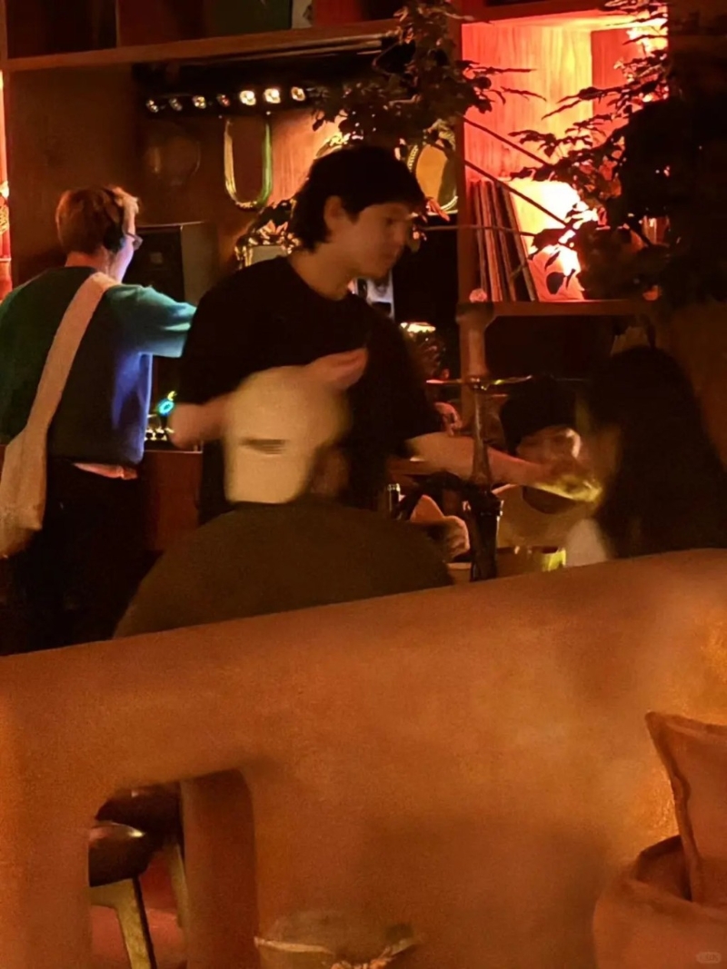 早前,有网民在小红书上发布了一张在上海餐厅巧遇窦靖童同朋友聚会的照片,窦靖童与三、四名友人在闲谈,台面摆放水烟器具,气氛轻松。 早前,有网民在小红书上发布了一张在上海餐厅巧遇窦靖童同朋友聚会的照片,窦靖童与三、四名友人在闲谈,台面摆放水烟器具,气氛轻松。