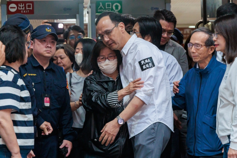 台北地检署侦办国民党台北市党部联署涉伪造文书案,检察官18日清晨复讯后声押黄吕锦茹(中左),台北地院19日晨5时许裁定黄吕无保请回。(资料照/郭吉铨摄) 台北地检署侦办国民党台北市党部联署涉伪造文书案,检察官18日清晨复讯后声押黄吕锦茹(中左),台北地院19日晨5时许裁定黄吕无保请回。(资料照/郭吉铨摄)