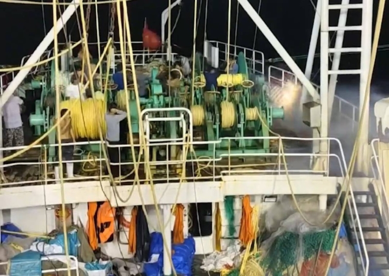 船员点燃炮仗庆祝新年。澎湃新闻 船员点燃炮仗庆祝新年。澎湃新闻