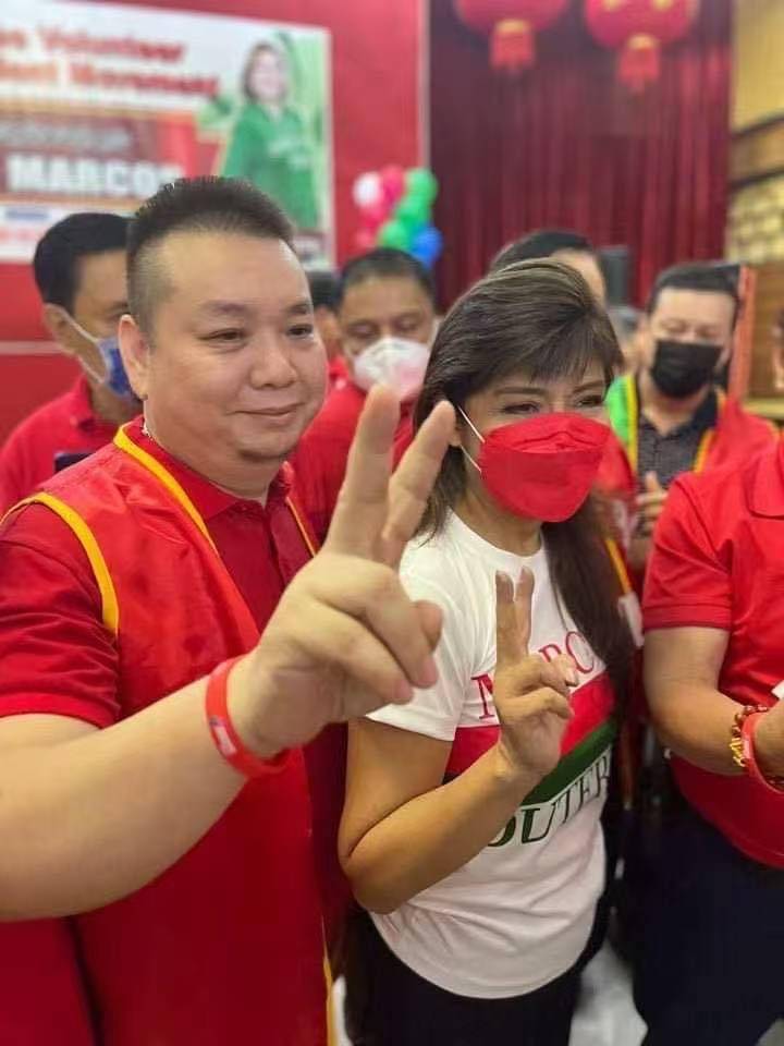 廖某与总统马可斯的姐姐艾米·马可斯合照。facebook@Boy Arsenio Evangelista 廖某与总统马可斯的姐姐艾米·马可斯合照。facebook@Boy Arsenio Evangelista