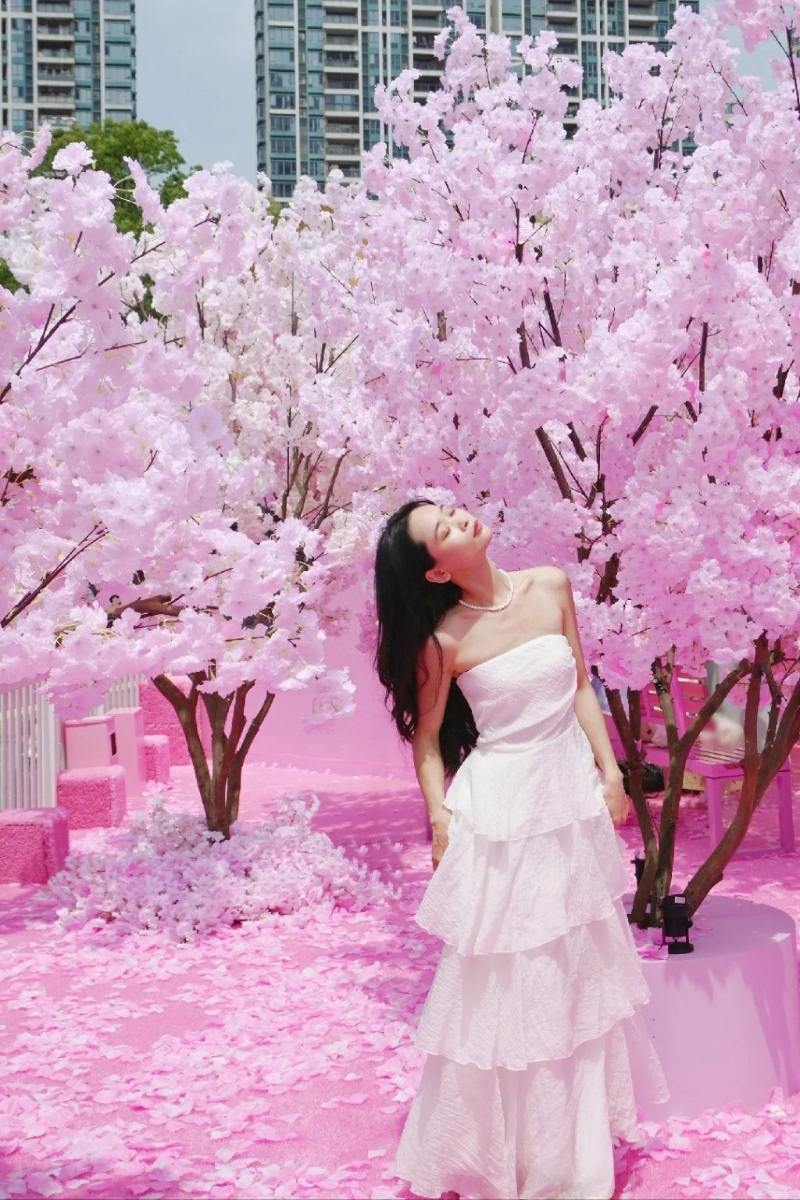 不少网民特意配衬穿搭到现场留影。 不少网民特意配衬穿搭到现场留影。