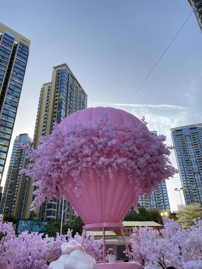 展出的樱花是人造花。 展出的樱花是人造花。