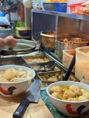 “辉记车仔面”多年来由“辉哥”及妻子夫妇档“一脚踢”,凭其高性价比、牛腩、猪红、猪肠以及“公鸡碗”成食客宠儿。 “辉记车仔面”多年来由“辉哥”及妻子夫妇档“一脚踢”,凭其高性价比、牛腩、猪红、猪肠以及“公鸡碗”成食客宠儿。