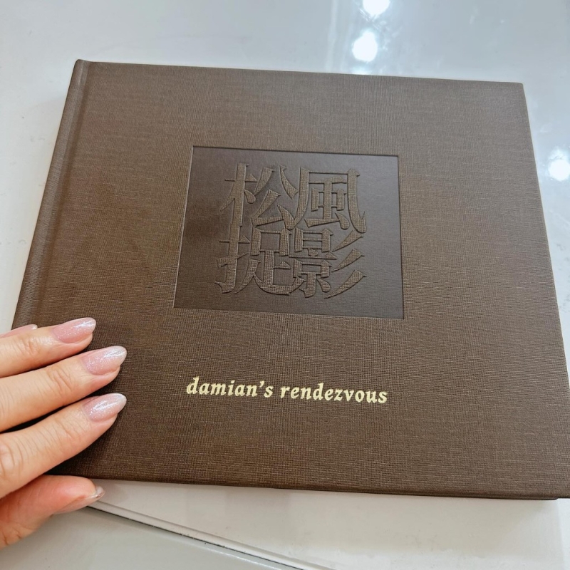 近日锺嘉欣与刘松仁聚会,获松哥赠送他的摄影集《松风捉影》。 近日锺嘉欣与刘松仁聚会,获松哥赠送他的摄影集《松风捉影》。