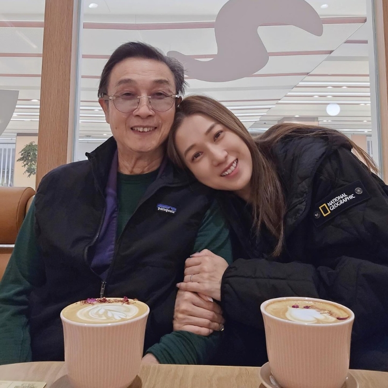 锺嘉欣近日与刘松仁聚会。 锺嘉欣近日与刘松仁聚会。