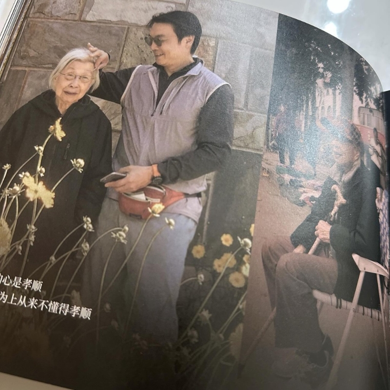 锺嘉欣意外曝光书中松哥与亡母的昔日合照。 锺嘉欣意外曝光书中松哥与亡母的昔日合照。