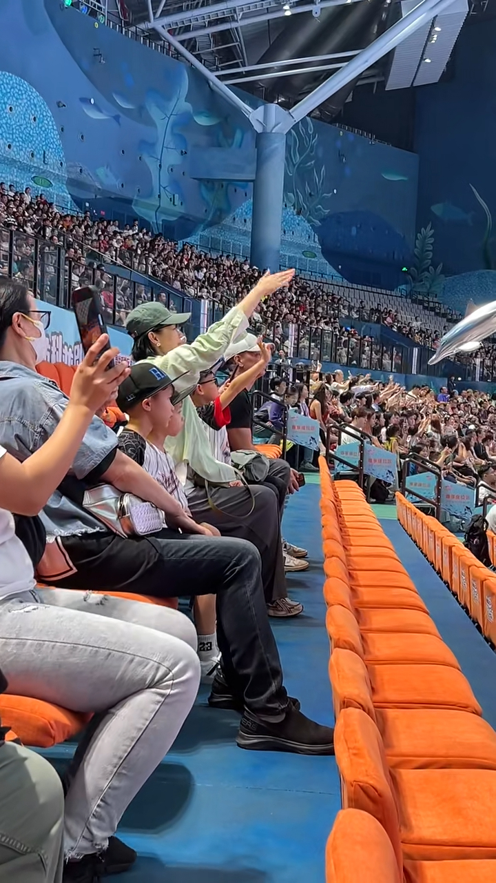 昨日(20日)有網民在小紅書上晒出在長隆飛船樂園偶遇胡杏兒一家的影片,當日胡杏兒夫婦帶同囝囝及老爺奶奶出行,今次是李乘德夜店攬女風波後,一家人首次一起出行,引起不少網民關注。