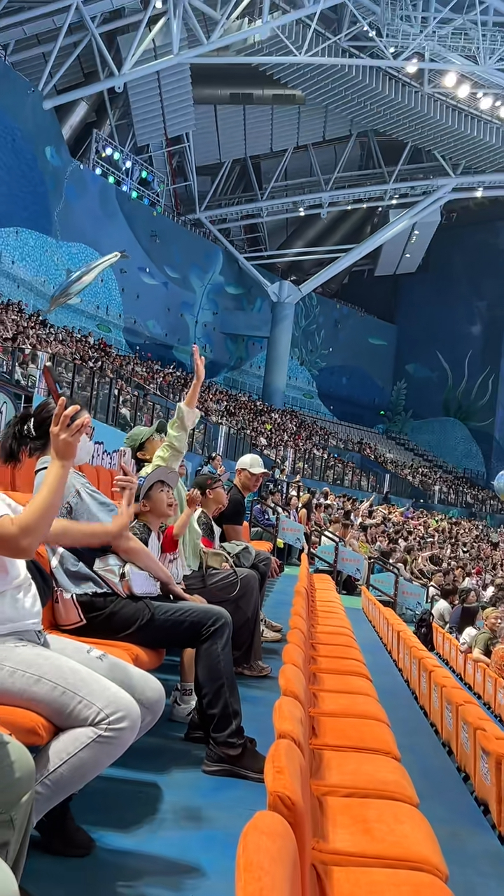 不過,坐在兒子身旁的李乘德則形成鮮明對比,相比專注看表演的胡杏兒,坐在最邊緣位置的他看起來心不在焉,而且滿臉疲憊,狀態欠佳。