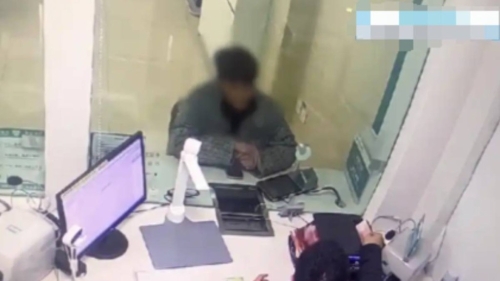 河南男黑吃黑私吞赃款。 经视直播 河南男黑吃黑私吞赃款。 经视直播