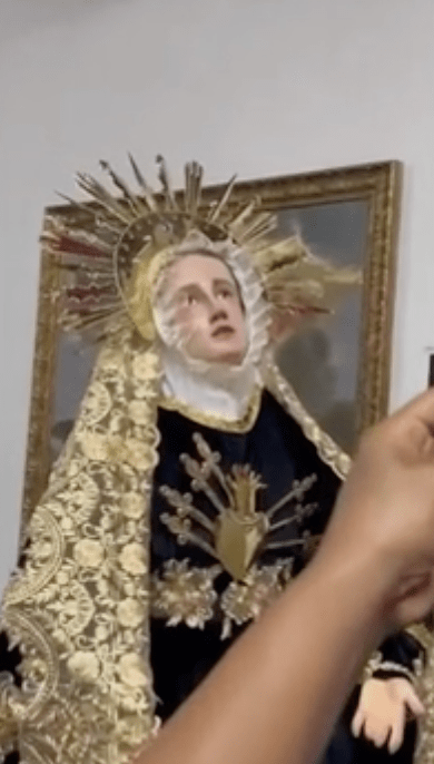 在教宗方济各于复活节星期一(21日)逝世前夕,哥伦比亚一座教堂的圣母玛利亚雕像被拍摄到“流泪”,引发信徒对神迹的热议。 在教宗方济各于复活节星期一(21日)逝世前夕,哥伦比亚一座教堂的圣母玛利亚雕像被拍摄到“流泪”,引发信徒对神迹的热议。