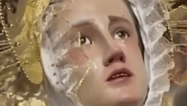 在教宗方济各于复活节星期一(21日)逝世前夕,哥伦比亚一座教堂的圣母玛利亚雕像被拍摄到“流泪”,引发信徒对神蹟的热议。 在教宗方济各于复活节星期一(21日)逝世前夕,哥伦比亚一座教堂的圣母玛利亚雕像被拍摄到“流泪”,引发信徒对神蹟的热议。