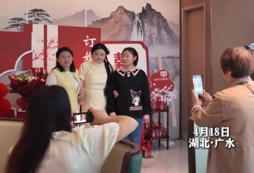 代婉月接受亲友祝贺。抖音@月广水 代婉月接受亲友祝贺。抖音@月广水