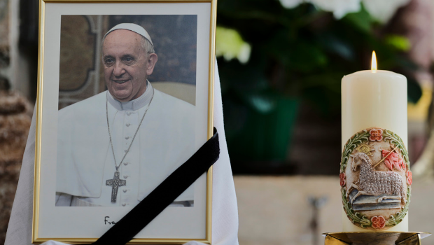 天主教宗方济各辞世,德国一处天主教堂外有信徒竖立方济各遗照点烛致哀。 天主教宗方济各辞世,德国一处天主教堂外有信徒竖立方济各遗照点烛致哀。