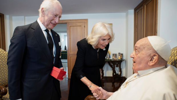 英王查理斯三世夫妇4月9日才刚到访梵蒂冈,与教宗方济各会晤。 英王查理斯三世夫妇4月9日才刚到访梵蒂冈,与教宗方济各会晤。
