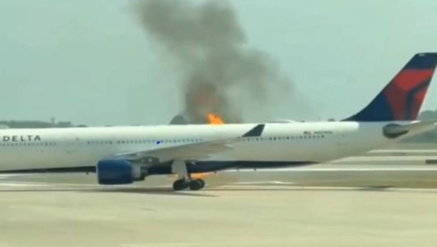 涉事客机右边引擎起火,冒出大量浓烟。 涉事客机右边引擎起火,冒出大量浓烟。