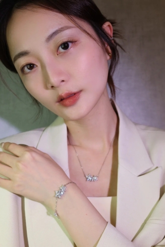 早前王卓淇宣布卖平价纯银首饰。 早前王卓淇宣布卖平价纯银首饰。