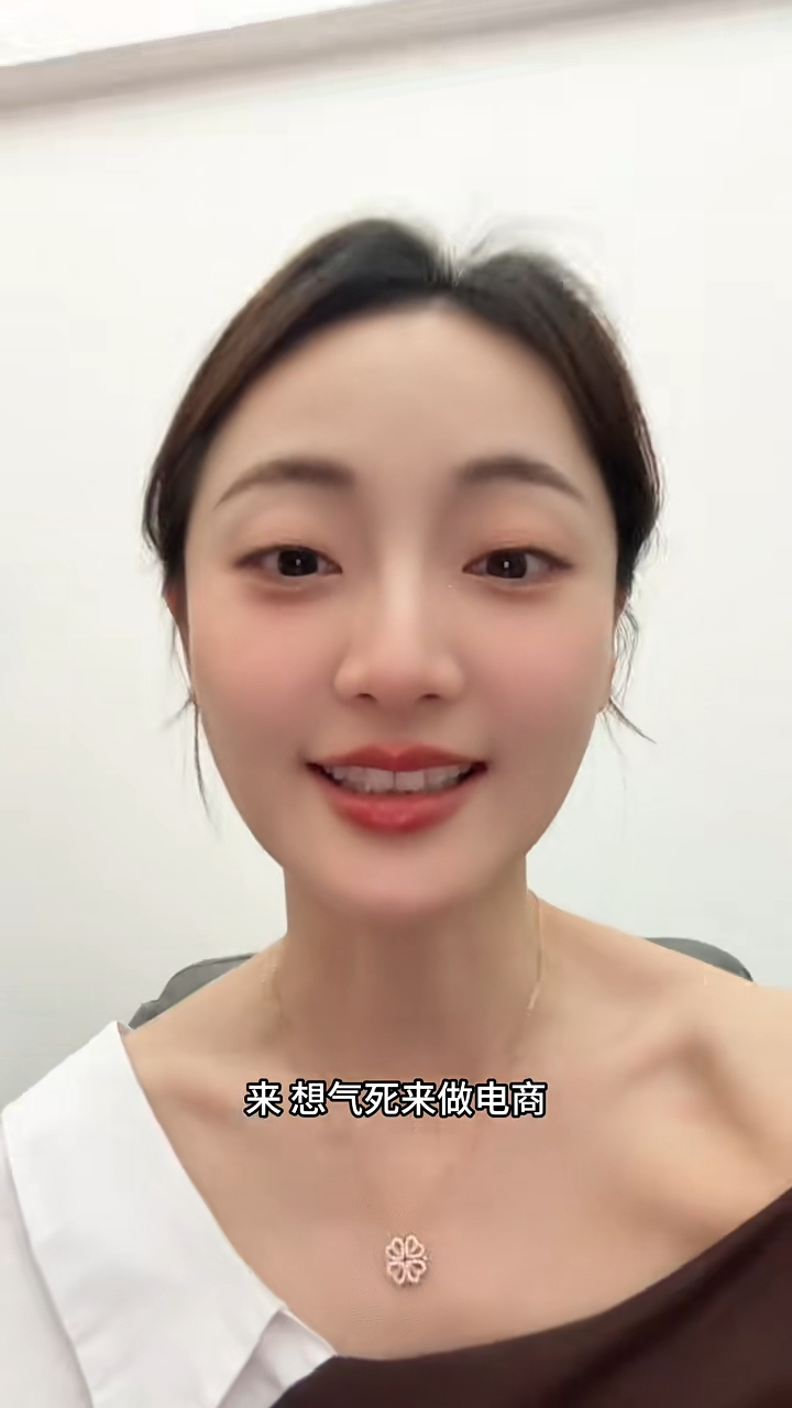 20日王卓淇在小红书上发布了一段影片,当中她怒气冲冲地公审客人将戴过的首饰退货,甚至激到几乎爆粗! 20日王卓淇在小红书上发布了一段影片,当中她怒气冲冲地公审客人将戴过的首饰退货,甚至激到几乎爆粗!