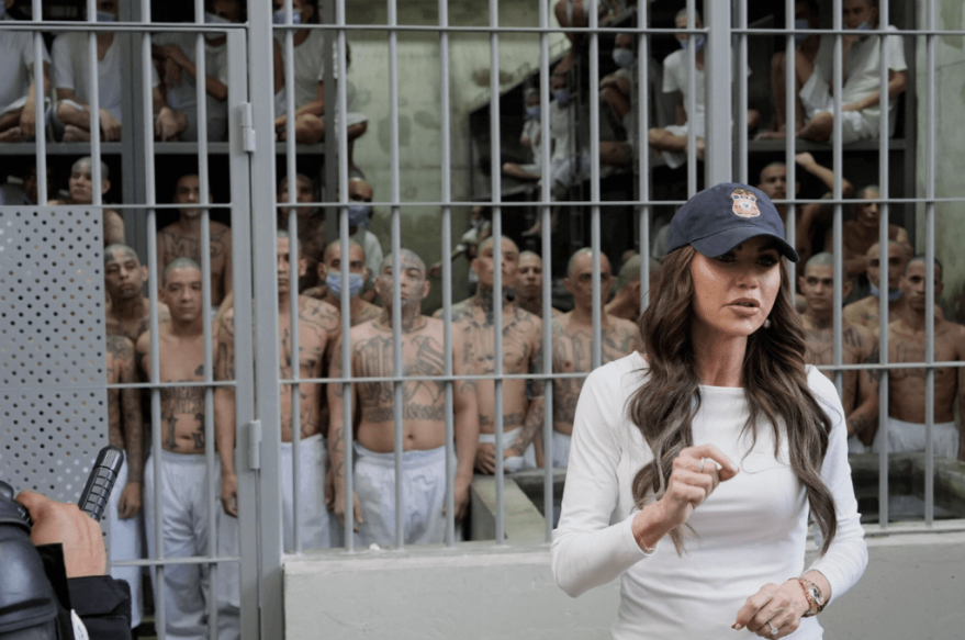 诺姆近期访问萨尔瓦多监狱时,被媒体拍到佩戴昂贵手表。路透社 诺姆近期访问萨尔瓦多监狱时,被媒体拍到佩戴昂贵手表。路透社