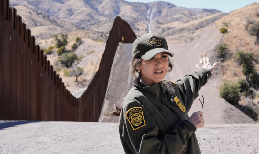 诺姆上任以来,因其强硬的移民政策而备受关注。美联社 诺姆上任以来,因其强硬的移民政策而备受关注。美联社