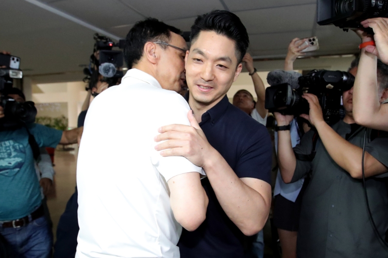 蒋万安(右) 蒋万安(右)