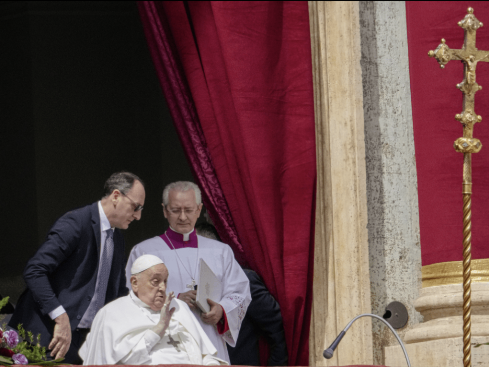 在方济各去世前一天,即复活节主日,他仍出现在圣伯多禄广场,坐在轮椅上向信众致意。美联社 在方济各去世前一天,即复活节主日,他仍出现在圣伯多禄广场,坐在轮椅上向信众致意。美联社