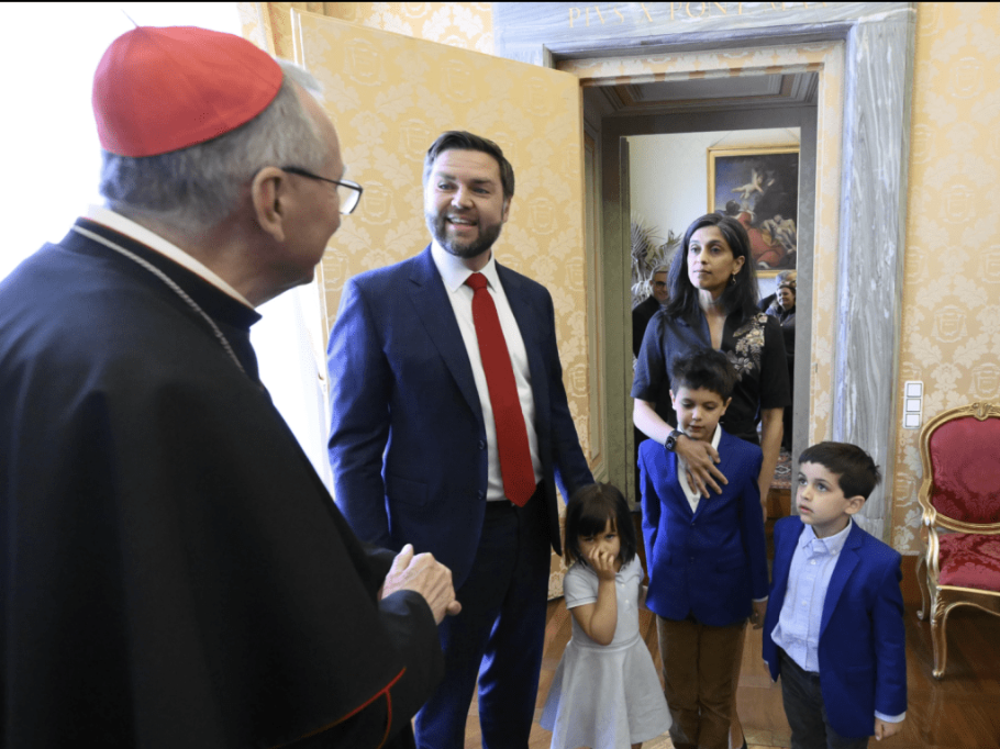 美国副总统万斯带同妻儿到访梵蒂岗。美联社 美国副总统万斯带同妻儿到访梵蒂岗。美联社