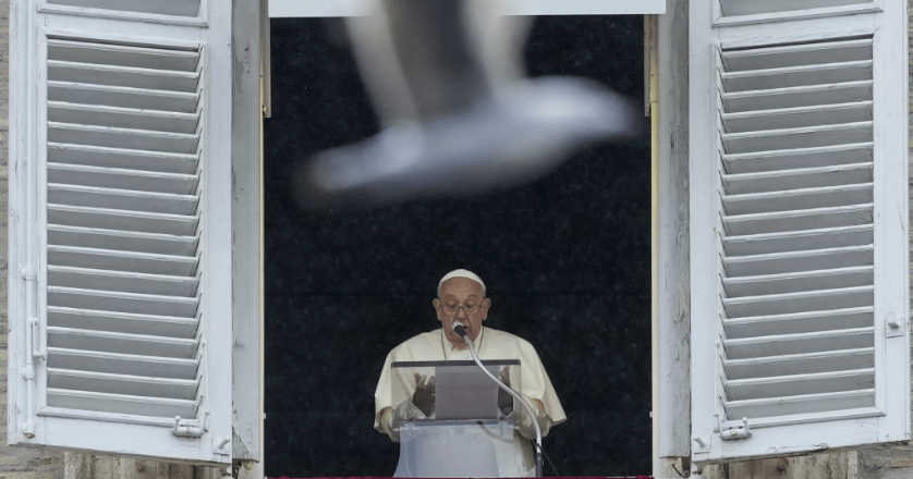 2024年6月2日星期日,教宗方济各在梵蒂冈圣彼得广场上,在倾盆大雨中向聚集的信徒发表讲话。美联社 2024年6月2日星期日,教宗方济各在梵蒂冈圣彼得广场上,在倾盆大雨中向聚集的信徒发表讲话。美联社