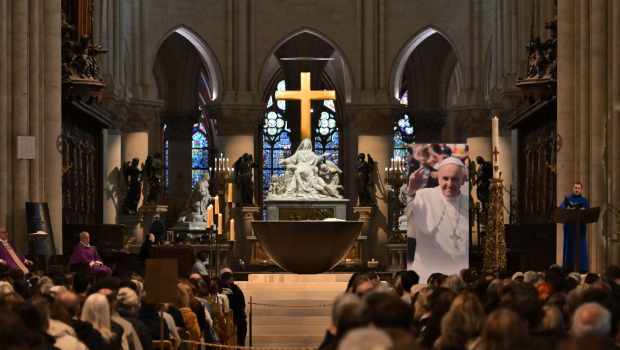 2025年4月21日,巴黎圣母院为教宗方济各逝世举行2场弥撒。 2025年4月21日,巴黎圣母院为教宗方济各逝世举行2场弥撒。