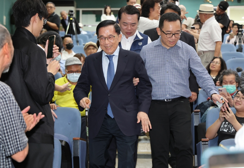 前总统陈水扁19日出席凯达格兰学校举行的「2025黄信介先生纪念讲座」活动,并以「台湾民主的韧性与转型」为题发表演说。 前总统陈水扁19日出席凯达格兰学校举行的「2025黄信介先生纪念讲座」活动,并以「台湾民主的韧性与转型」为题发表演说。