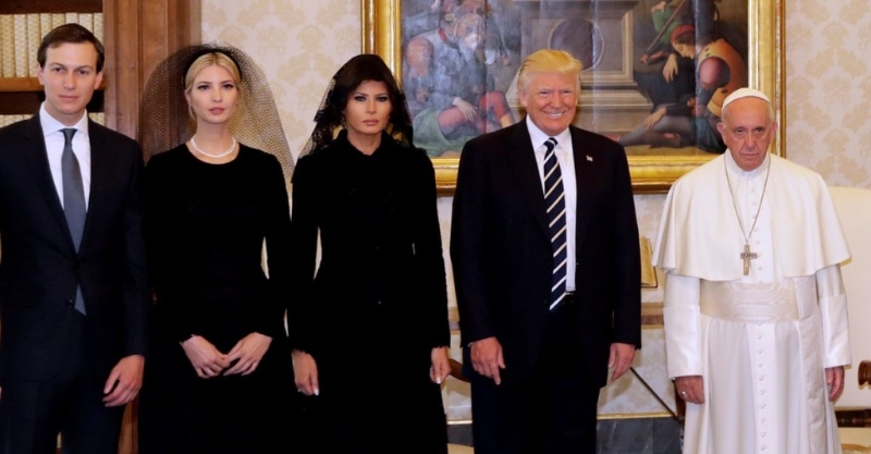 特朗普与梅拉尼娅及女儿伊万卡、女婿库什纳,2017年拜访教宗方济各。 特朗普与梅拉尼娅及女儿伊万卡、女婿库什纳,2017年拜访教宗方济各。
