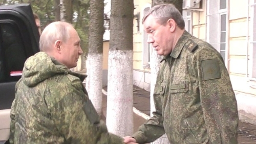 俄罗斯总统普京(左)和俄罗斯武装力量总参谋长格拉西莫夫在库尔斯克地区一个指挥中心握手。 俄罗斯总统普京(左)和俄罗斯武装力量总参谋长格拉西莫夫在库尔斯克地区一个指挥中心握手。