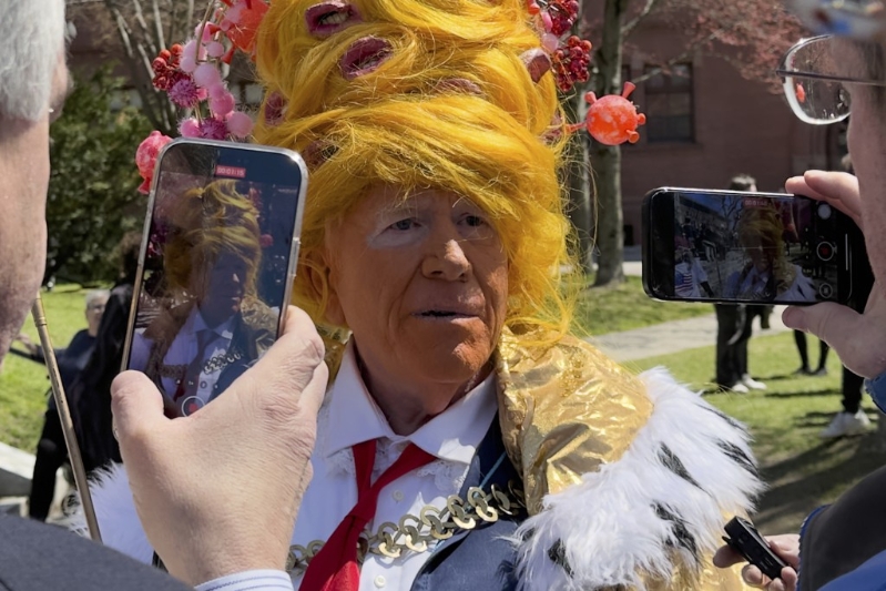 哈佛校友、学生及教职员日前举行反特朗普示威。 哈佛校友、学生及教职员日前举行反特朗普示威。