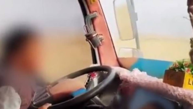 青海大胆3岁童驾驶大货车引发批评。抖音@掌上龙岗 青海大胆3岁童驾驶大货车引发批评。抖音@掌上龙岗