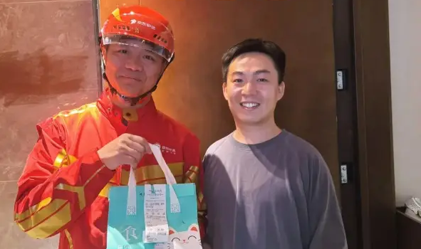 刘强东回忆给物流老兄弟们敬酒 刘强东回忆给物流老兄弟们敬酒