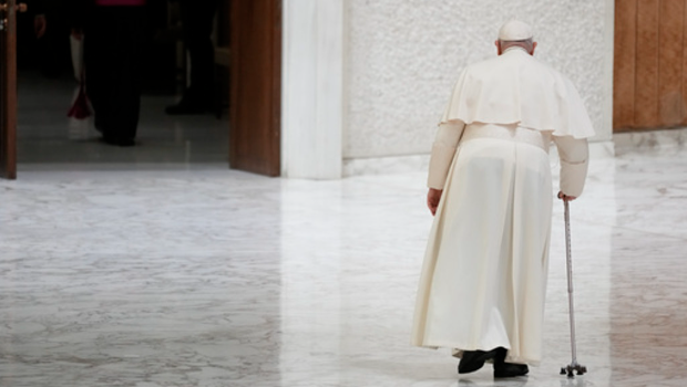 教宗方济各在梵蒂冈保禄六世大厅会见圣母大殿“耶稣诞生实境剧”的表演者后离场 教宗方济各在梵蒂冈保禄六世大厅会见圣母大殿“耶稣诞生实境剧”的表演者后离场