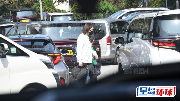 《东周刊》独家直击郑中基独自带孩子。(《东周刊》图片) 《东周刊》独家直击郑中基独自带孩子。(《东周刊》图片)