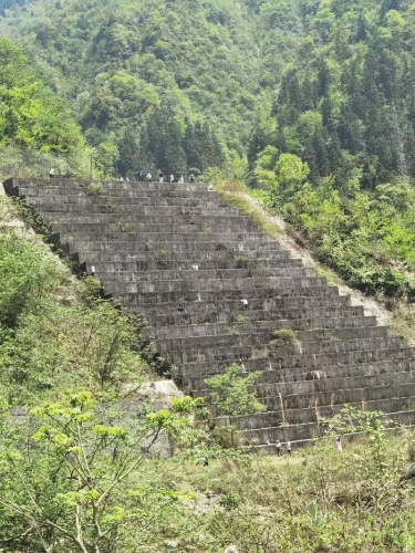 四川「巨人楼梯」其实是护土墙。小红书 四川「巨人楼梯」其实是护土墙。小红书