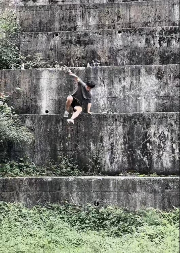 「巨人楼梯」成为户外活动爱好者的挑战项目。小红书@跑酷野人杰 「巨人楼梯」成为户外活动爱好者的挑战项目。小红书@跑酷野人杰