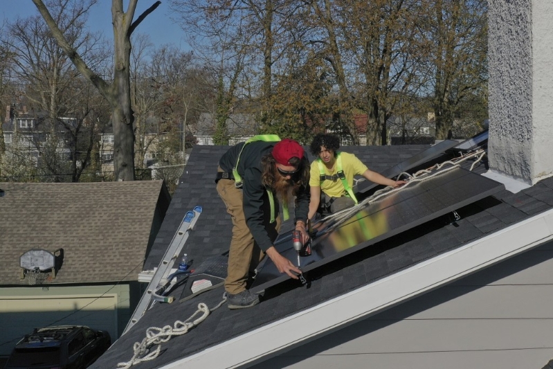 美國民眾愛在屋頂裝設太陽能電池板。美聯社