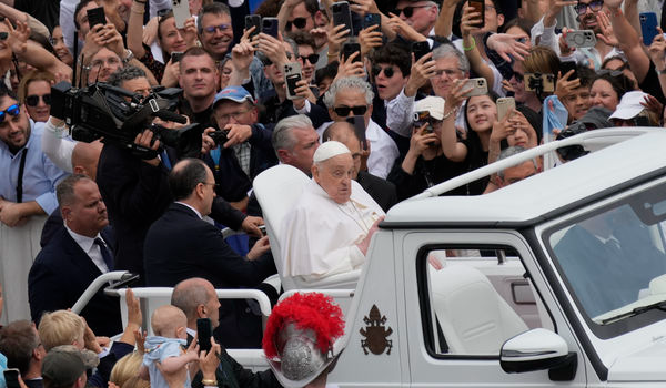 方济各周日最后一次公开现身。美联社 方济各周日最后一次公开现身。美联社